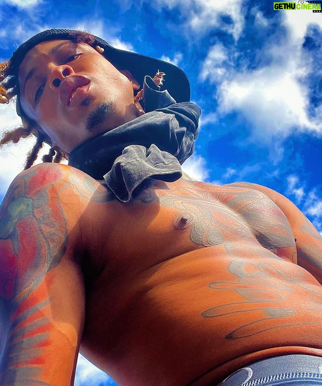 August Alsina Instagram - Happy Easter! Swipe to picture 8 to see the forever mood of least resistance that I strive for. Sometimes I slip, but the inner-kid at heart in me that’s navigating this diminutive, society driven, and Adult stricken world, remains. 👼 💫