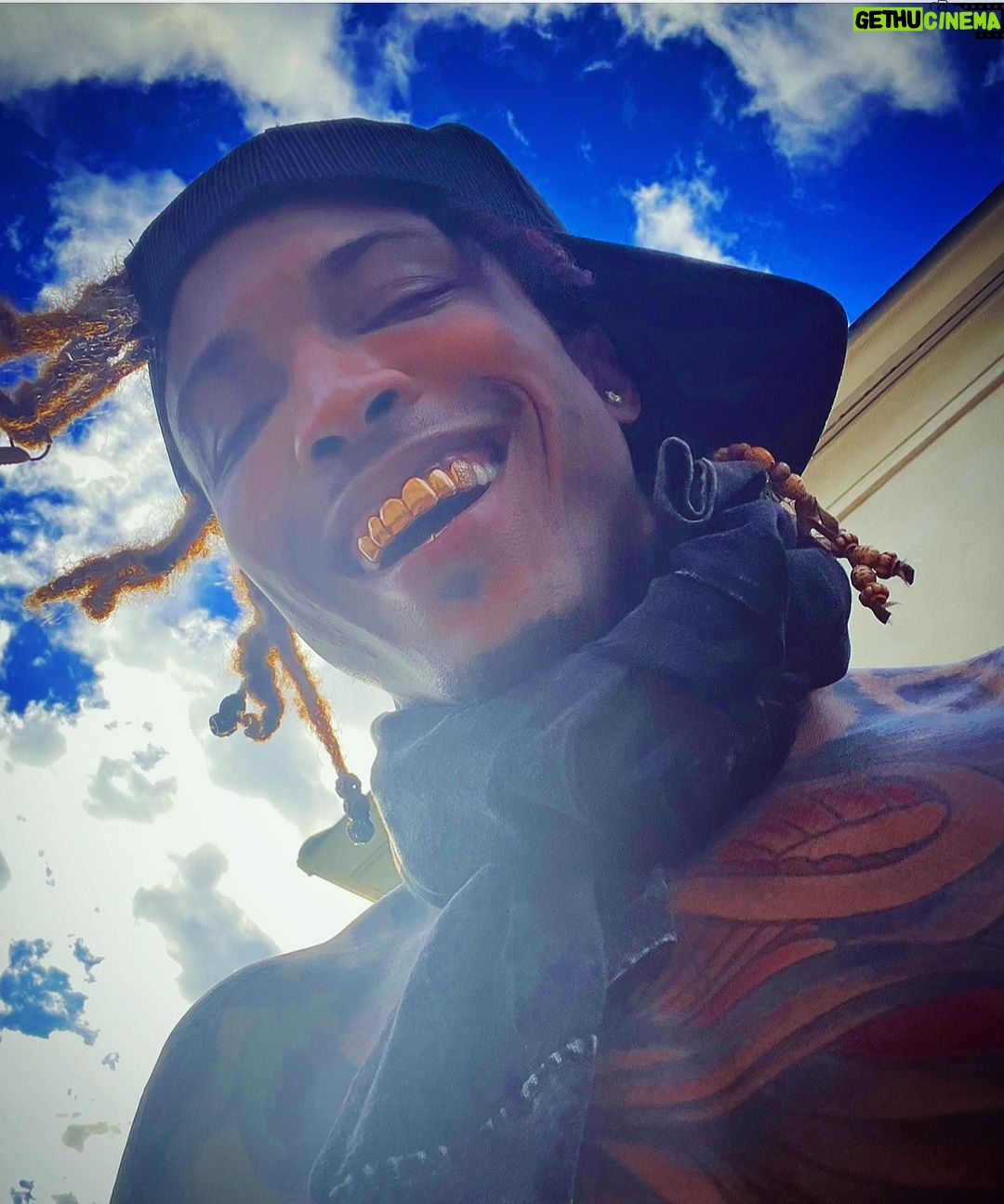 August Alsina Instagram - Happy Easter! Swipe to picture 8 to see the forever mood of least resistance that I strive for. Sometimes I slip, but the inner-kid at heart in me that’s navigating this diminutive, society driven, and Adult stricken world, remains. 👼 💫