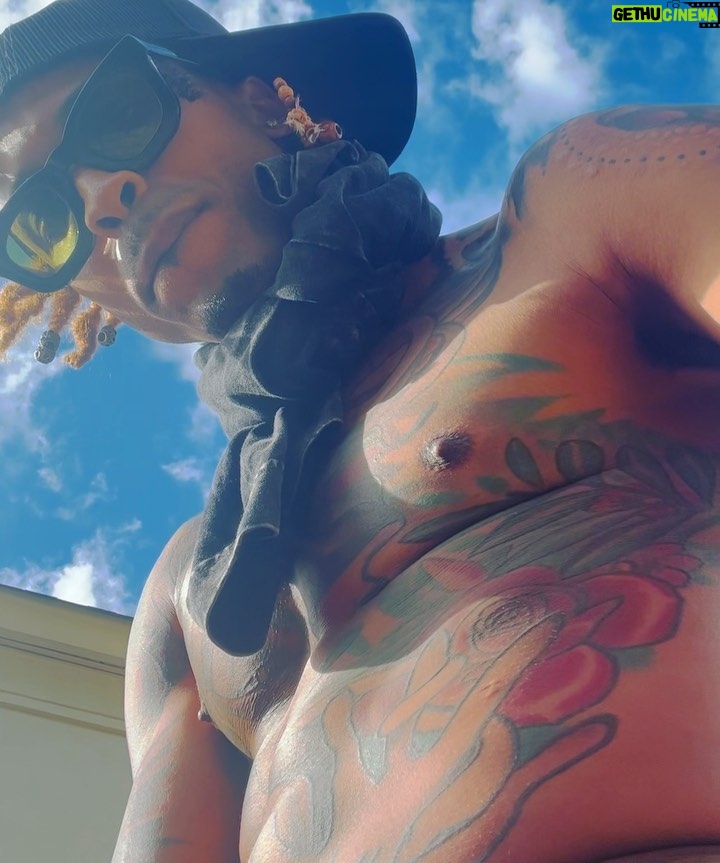 August Alsina Instagram - Happy Easter! Swipe to picture 8 to see the forever mood of least resistance that I strive for. Sometimes I slip, but the inner-kid at heart in me that’s navigating this diminutive, society driven, and Adult stricken world, remains. 👼 💫