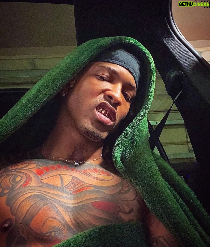 August Alsina Instagram - & this my favorite view, cus no other view compares to you. 😮‍💨💧💫