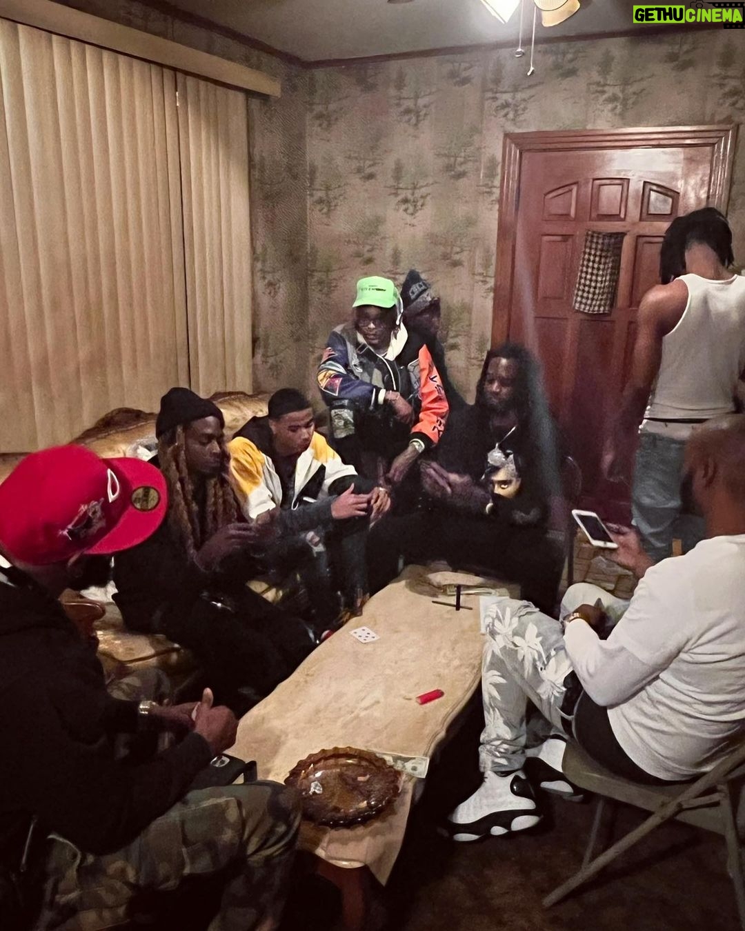 August Alsina Instagram - Last night’s hoodrat’stivities w/ a room of real 1’s I’ve known since birth 🎲🤞🏽 💯