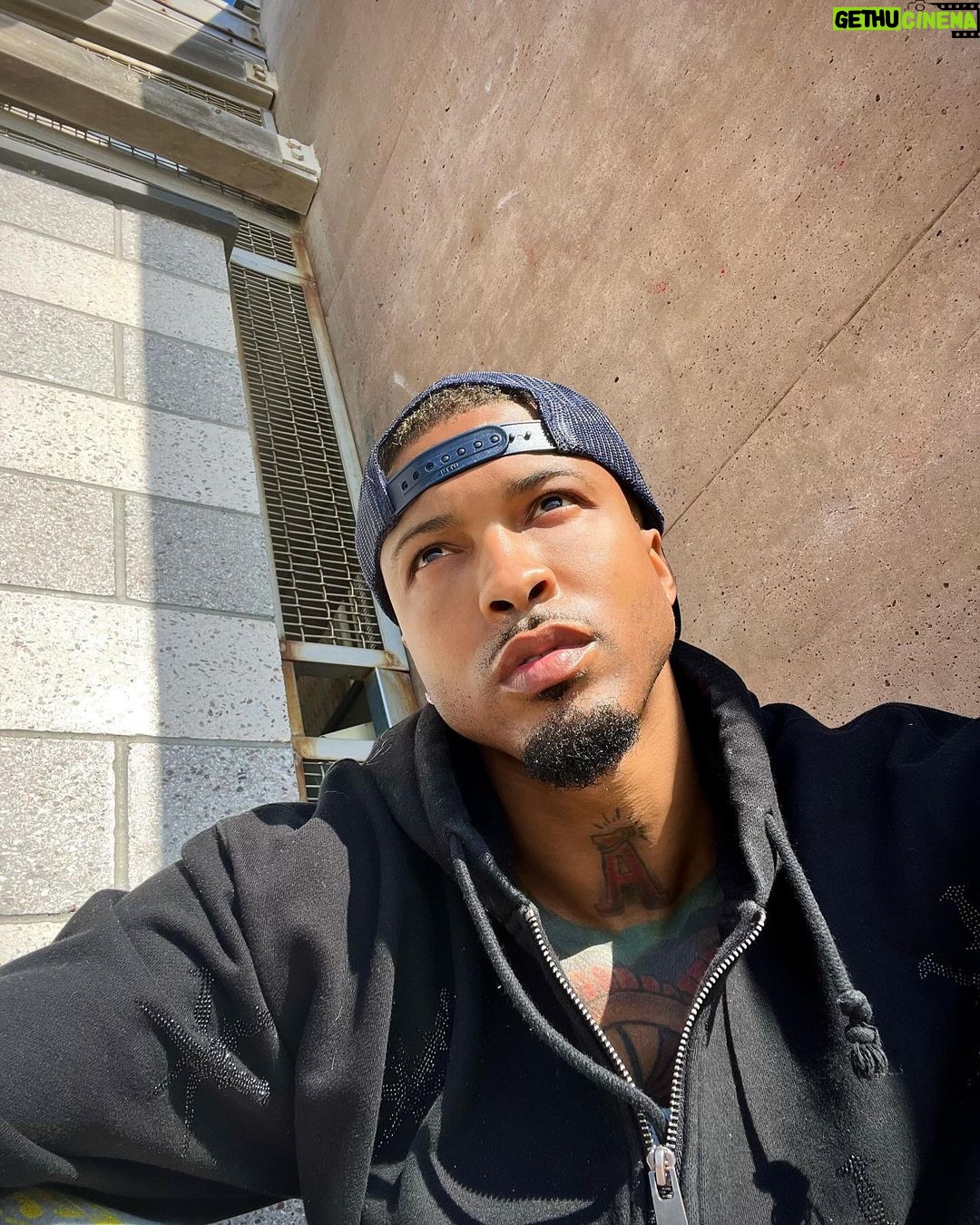 August Alsina Instagram - Tryna pet dat doggggg?!! 😅🐶