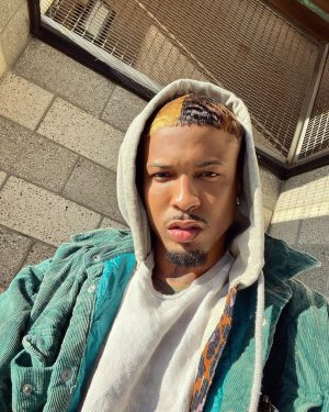 August Alsina Instagram - Quick lil picnic joce, 🧺 smelling like a Lé JOCE!! 🪄 (hit the link in the bio to bring some love into your life) it’s the magic potion. 🧪