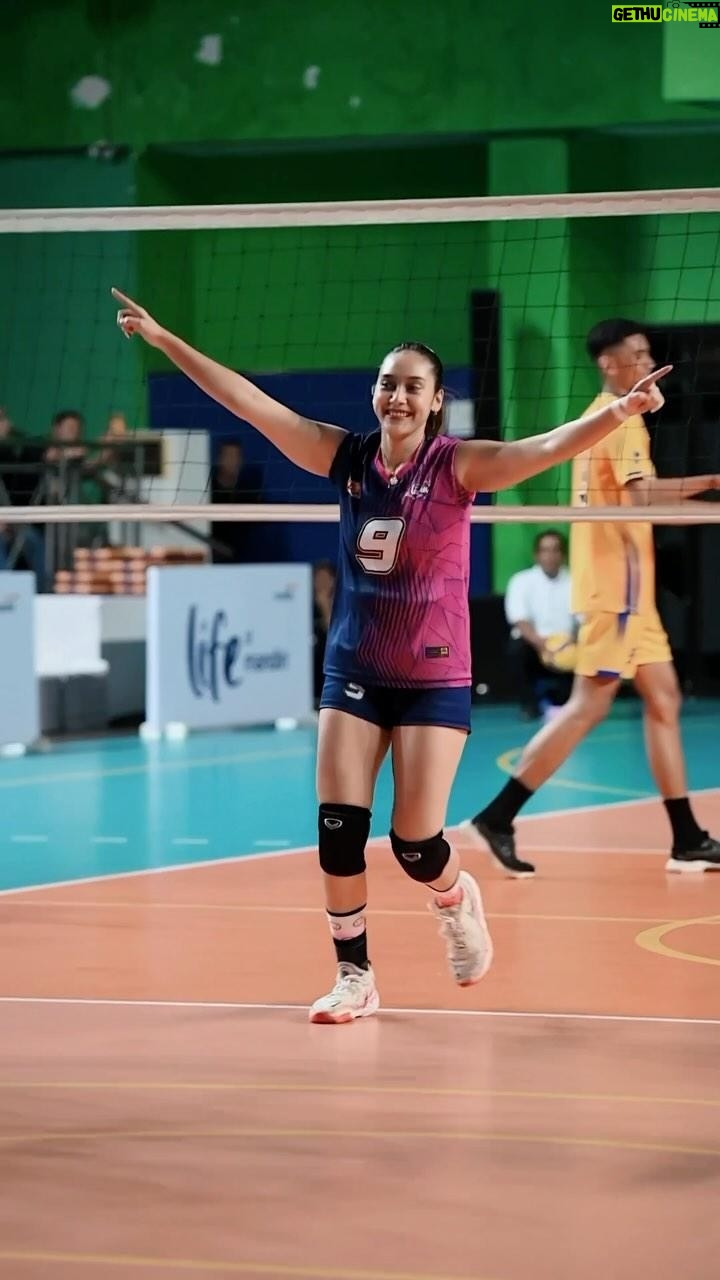 Aurélie Moeremans Instagram - Kemarin aku dapet kesempatan nonton team bola Volley wanita Jakarta Livin’ Mandiri ✨ sebagai team pendatang baru di ProLiga 2024, wah ini sih pada masih muda dan berbakat semua! Tungguin aksi mereka di ProLiga, akhir april 2024 🫶🏼