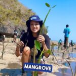 Aurélie Moeremans Instagram – Tadi aku dan yayasan @wwf_id berhasil menanam 500 mangrove di Dusun Rangko! 🌱 
Gak nyesel deh menjadi MONA 🥹
( yang belum tau MoNa itu apa, check postingan aku yang sebelumnya! )