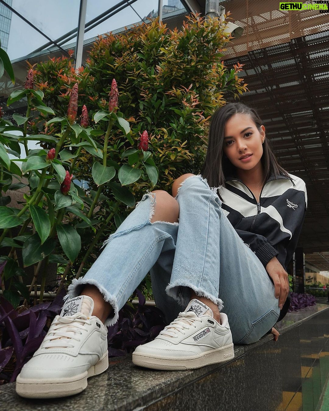 Aurélie Moeremans Instagram - Ada Reebok-Reebok Apa Ni? sama hati aku pas lagi pergi dari kota yang satu ke kota lainnya dengan super comfy buat promo film dan ketemu kamu! Dan jawaban yang bikin reebok-reebok hati aku adalah #FomoIsDead Series Reebok Club C 85 punyanya @ReebokIndonesia. Si Classic yang tahan banting di segala medan 🫶🏻
