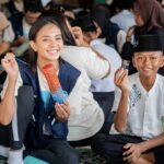 Aurélie Moeremans Instagram - Waktu ikut trip @voluntrip.kitabisa aku ditanya apa arti “ kindness “ menurut aku. Nah aku pengen tau dari kalian, menurut kamu, kebaikan itu seperti apa?