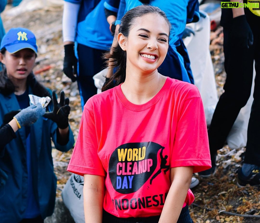 Aurélie Moeremans Instagram - Today was fun! 💕 Clean up area depan sekolah SMPN 195 Jakarta Timur bersama teman-teman! Untuk memperingati hari @worldcleanupdayindonesia yang akan diadakan tanggal 16 september nanti, WCD mengadakan Clean Up setiap hari dari tanggal 1 sampai tanggal 30 september nanti! Check their IG! 📸 @wandagraphy