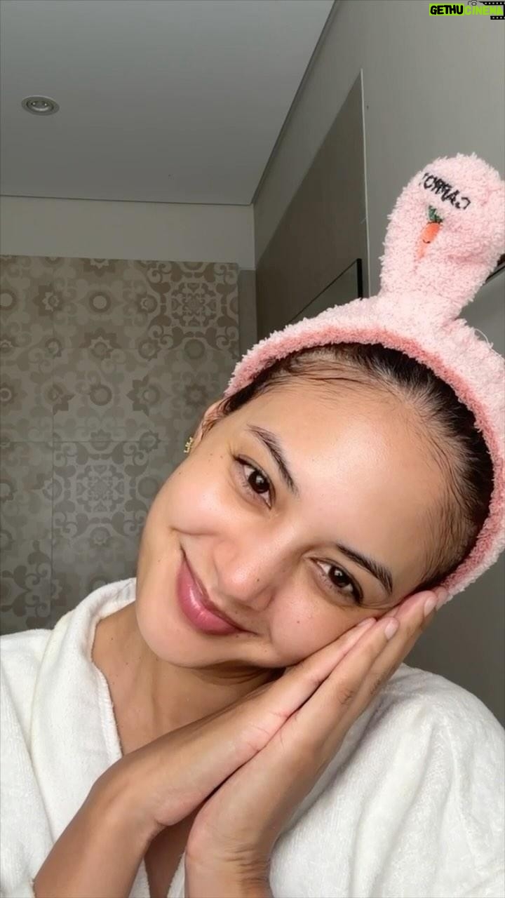 Aurélie Moeremans Instagram - Seru banget akhir-akhir ini kerjaan aku di luar kota terus, sedikit capek tapi menyenangkan bisa kerja sambil jalan-jalan.. Lagi transit sebentar di Jakarta 😋 Besok pergi lagi.. Temenin aku get unready bersama @lorealparis ✨ luv banget sama L'Oreal Paris Glycolic Bright Series 🥹 #KlinikKecantikan #TreatmentMencerahkan #GlycoDailyTreatment #SKIN
