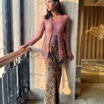 Aurélie Moeremans Instagram – Kebayaan lagi, kali ini warnanya pink 🥹🫶🏼 Suka sekali @ikat_ind @didietmaulana ✨ next warna apa lagi ya? 😋 Yogyakarta