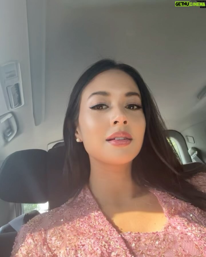 Aurélie Moeremans - 89.7K Likes - Kebayaan lagi, kali ini warnanya pink 🥹🫶🏼 Suka sekali @ikat_ind @didietmaulana ✨ next warna apa lagi ya? 😋
