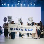 Aurélie Moeremans Instagram – Kemarin malam @sejauh_mata_memandang mengundang aku dan aktivis-aktivis lingkungan muda lainnya untuk ikut “ demo “ di akhir shownya 🌏 

Respect your m🌏ther!
Respect mother earth the way you respect your own mother. 

Kita mungkin tidak bisa menjadi anak yang sempurna untuk ibu kita, pasti punya kekurangan, tapi kita bisa mencoba untuk tidak menyakiti ibu kita dan berusaha untuk kasih yang terbaik untuknya. 

Coba praktekan itu ke mother earth juga, yuk? Jakarta Fashion Week