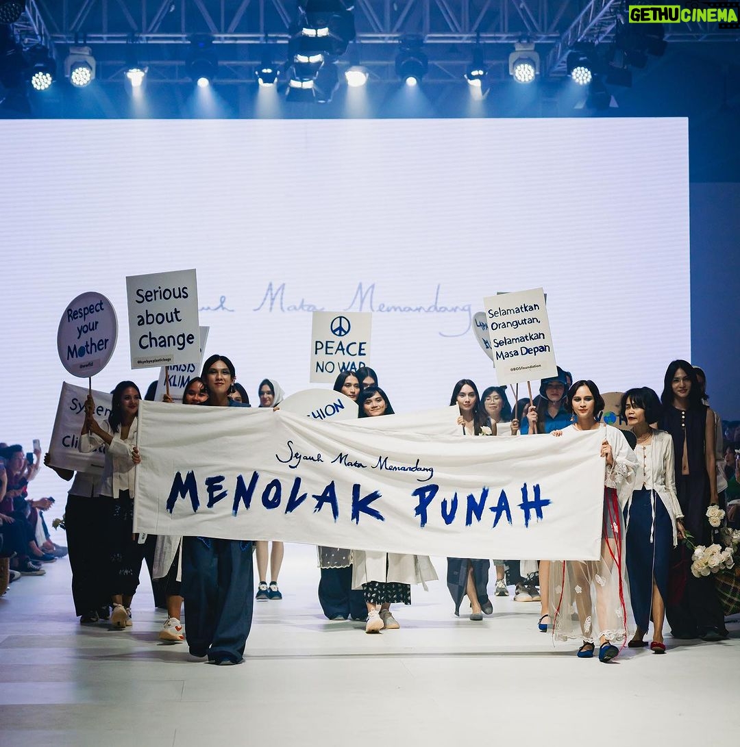 Aurélie Moeremans Instagram - Kemarin malam @sejauh_mata_memandang mengundang aku dan aktivis-aktivis lingkungan muda lainnya untuk ikut “ demo “ di akhir shownya 🌏 Respect your m🌏ther! Respect mother earth the way you respect your own mother. Kita mungkin tidak bisa menjadi anak yang sempurna untuk ibu kita, pasti punya kekurangan, tapi kita bisa mencoba untuk tidak menyakiti ibu kita dan berusaha untuk kasih yang terbaik untuknya. Coba praktekan itu ke mother earth juga, yuk? Jakarta Fashion Week