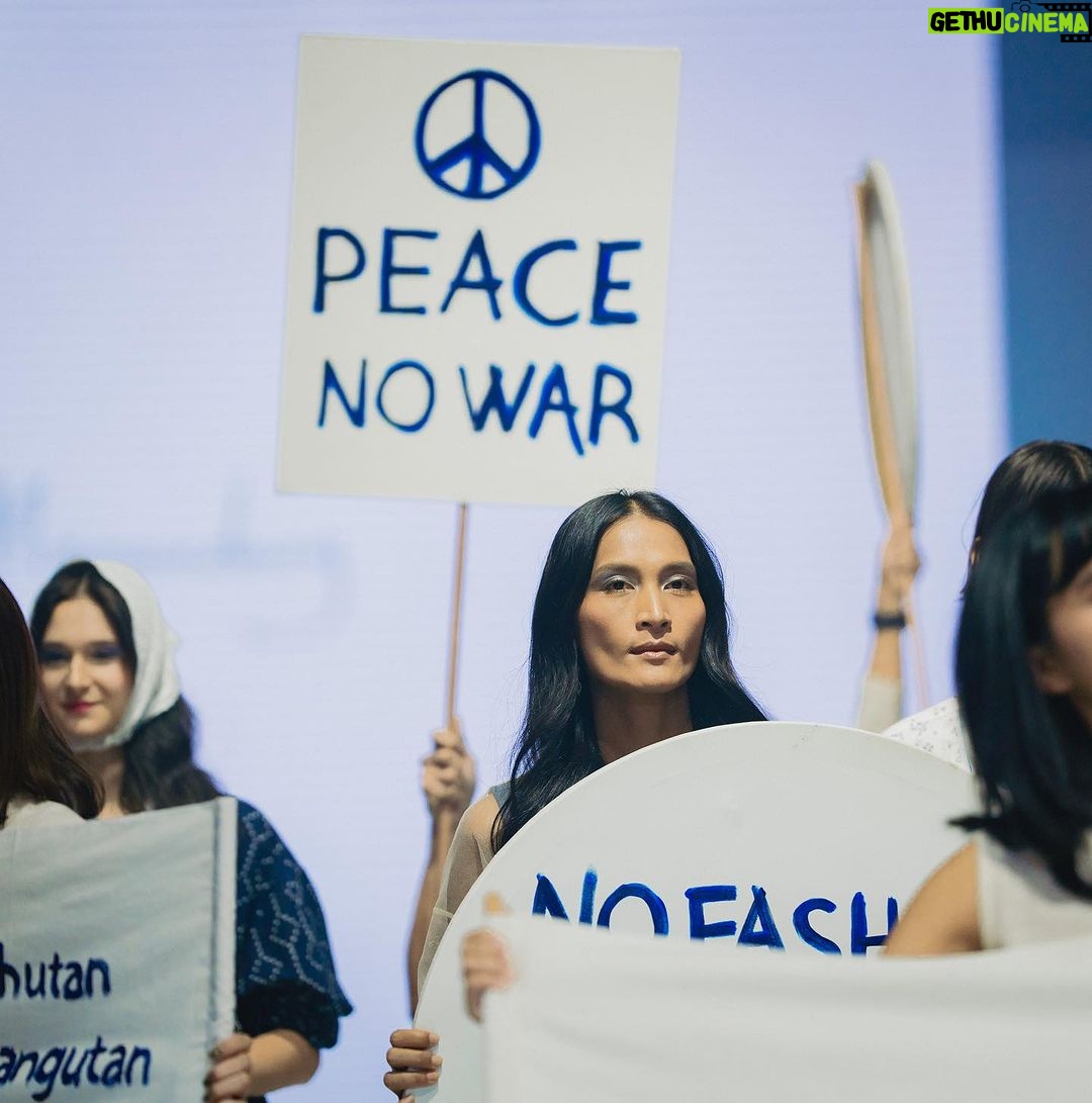 Aurélie Moeremans Instagram - Kemarin malam @sejauh_mata_memandang mengundang aku dan aktivis-aktivis lingkungan muda lainnya untuk ikut “ demo “ di akhir shownya 🌏 Respect your m🌏ther! Respect mother earth the way you respect your own mother. Kita mungkin tidak bisa menjadi anak yang sempurna untuk ibu kita, pasti punya kekurangan, tapi kita bisa mencoba untuk tidak menyakiti ibu kita dan berusaha untuk kasih yang terbaik untuknya. Coba praktekan itu ke mother earth juga, yuk? Jakarta Fashion Week