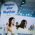 Aurélie Moeremans Instagram - Kemarin malam @sejauh_mata_memandang mengundang aku dan aktivis-aktivis lingkungan muda lainnya untuk ikut “ demo “ di akhir shownya 🌏 Respect your m🌏ther! Respect mother earth the way you respect your own mother. Kita mungkin tidak bisa menjadi anak yang sempurna untuk ibu kita, pasti punya kekurangan, tapi kita bisa mencoba untuk tidak menyakiti ibu kita dan berusaha untuk kasih yang terbaik untuknya. Coba praktekan itu ke mother earth juga, yuk? Jakarta Fashion Week