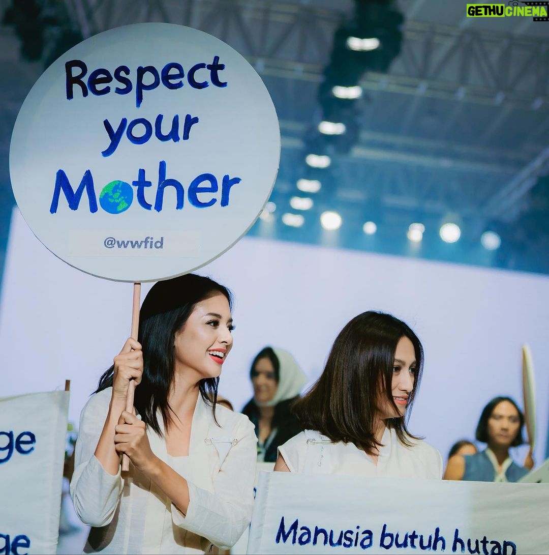 Aurélie Moeremans Instagram - Kemarin malam @sejauh_mata_memandang mengundang aku dan aktivis-aktivis lingkungan muda lainnya untuk ikut “ demo “ di akhir shownya 🌏 Respect your m🌏ther! Respect mother earth the way you respect your own mother. Kita mungkin tidak bisa menjadi anak yang sempurna untuk ibu kita, pasti punya kekurangan, tapi kita bisa mencoba untuk tidak menyakiti ibu kita dan berusaha untuk kasih yang terbaik untuknya. Coba praktekan itu ke mother earth juga, yuk? Jakarta Fashion Week