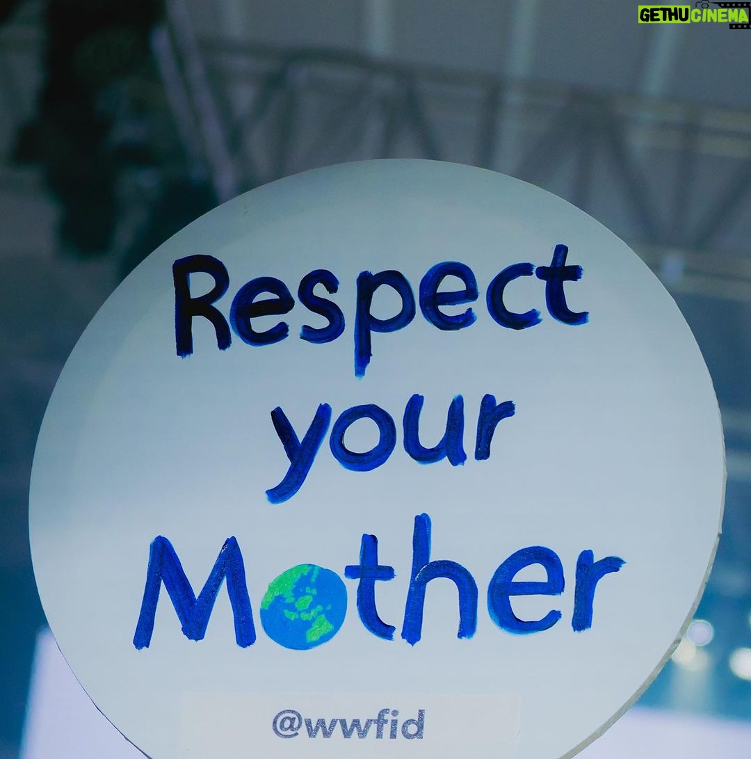 Aurélie Moeremans Instagram - Kemarin malam @sejauh_mata_memandang mengundang aku dan aktivis-aktivis lingkungan muda lainnya untuk ikut “ demo “ di akhir shownya 🌏 Respect your m🌏ther! Respect mother earth the way you respect your own mother. Kita mungkin tidak bisa menjadi anak yang sempurna untuk ibu kita, pasti punya kekurangan, tapi kita bisa mencoba untuk tidak menyakiti ibu kita dan berusaha untuk kasih yang terbaik untuknya. Coba praktekan itu ke mother earth juga, yuk? Jakarta Fashion Week