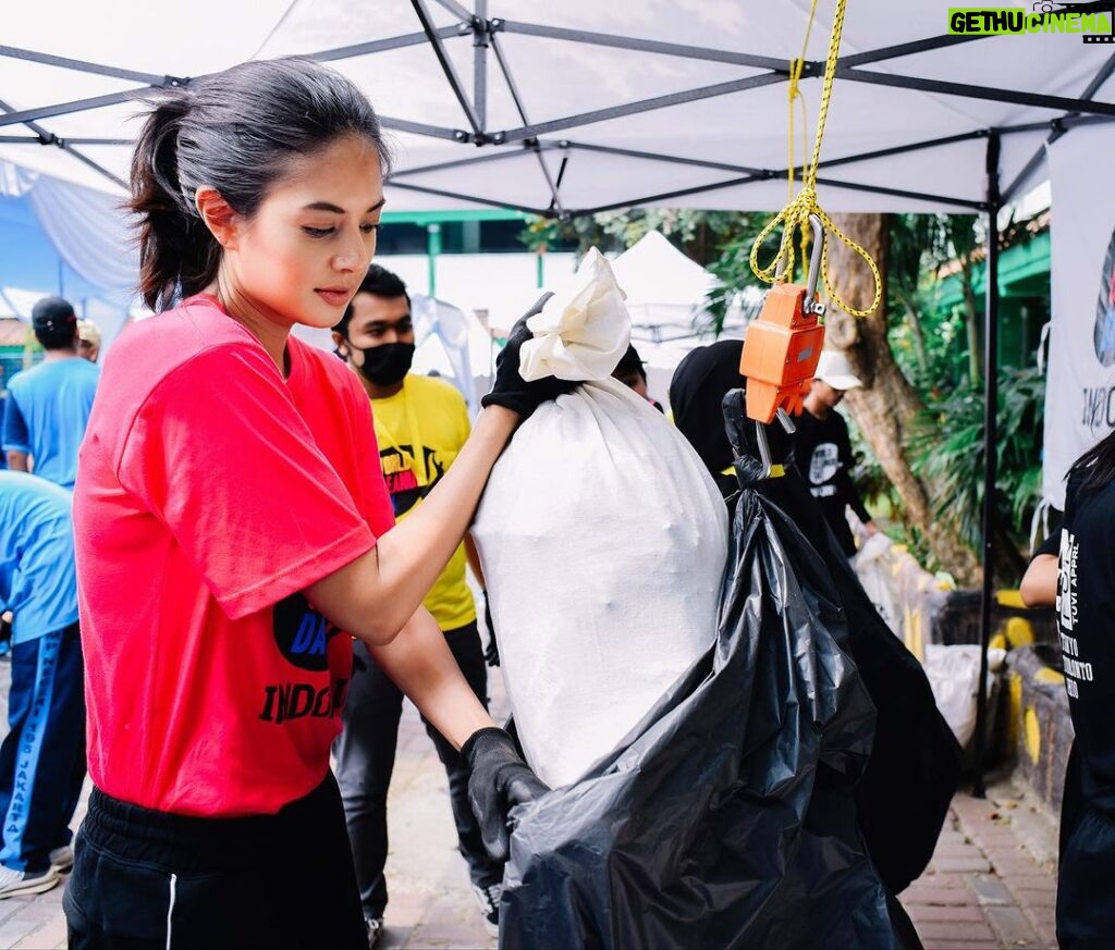 Aurélie Moeremans Instagram - Today was fun! 💕 Clean up area depan sekolah SMPN 195 Jakarta Timur bersama teman-teman! Untuk memperingati hari @worldcleanupdayindonesia yang akan diadakan tanggal 16 september nanti, WCD mengadakan Clean Up setiap hari dari tanggal 1 sampai tanggal 30 september nanti! Check their IG! 📸 @wandagraphy