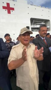 Aurélie Moeremans Instagram - Guys! Kapal Rumah Sakit TNI AL dr. Radjiman Wedyodiningrat-992 kembali berlayar ke Tanah Air setelah berada di Mesir selama empat hari untuk debarkasi dan penyaluran bantuan kemanusiaan bagi warga Gaza. Mereka tiba di Pelabuhan El-Arish, Mesir pada 13 Februari 2024 lalu untuk mendistribusikan 242 ton bantuan kemanusiaan 🩵 Bantuan yang didistribusikan bagi warga Gaza, antara lain bahan makanan, alat medis, obat-obatan, selimut, tenda, dan barang logistik lainnya yang dibutuhkan oleh para korban konflik peperangan. Meski dapat berfungsi sebagai kapal rumah sakit terapung, namun otoritas Mesir tidak memberikan izin itu bagi Indonesia. Itu sebabnya, KRI DR Radjiman Wedyodiningrat-992 hanya menyalurkan bantuan kemanusiaan.