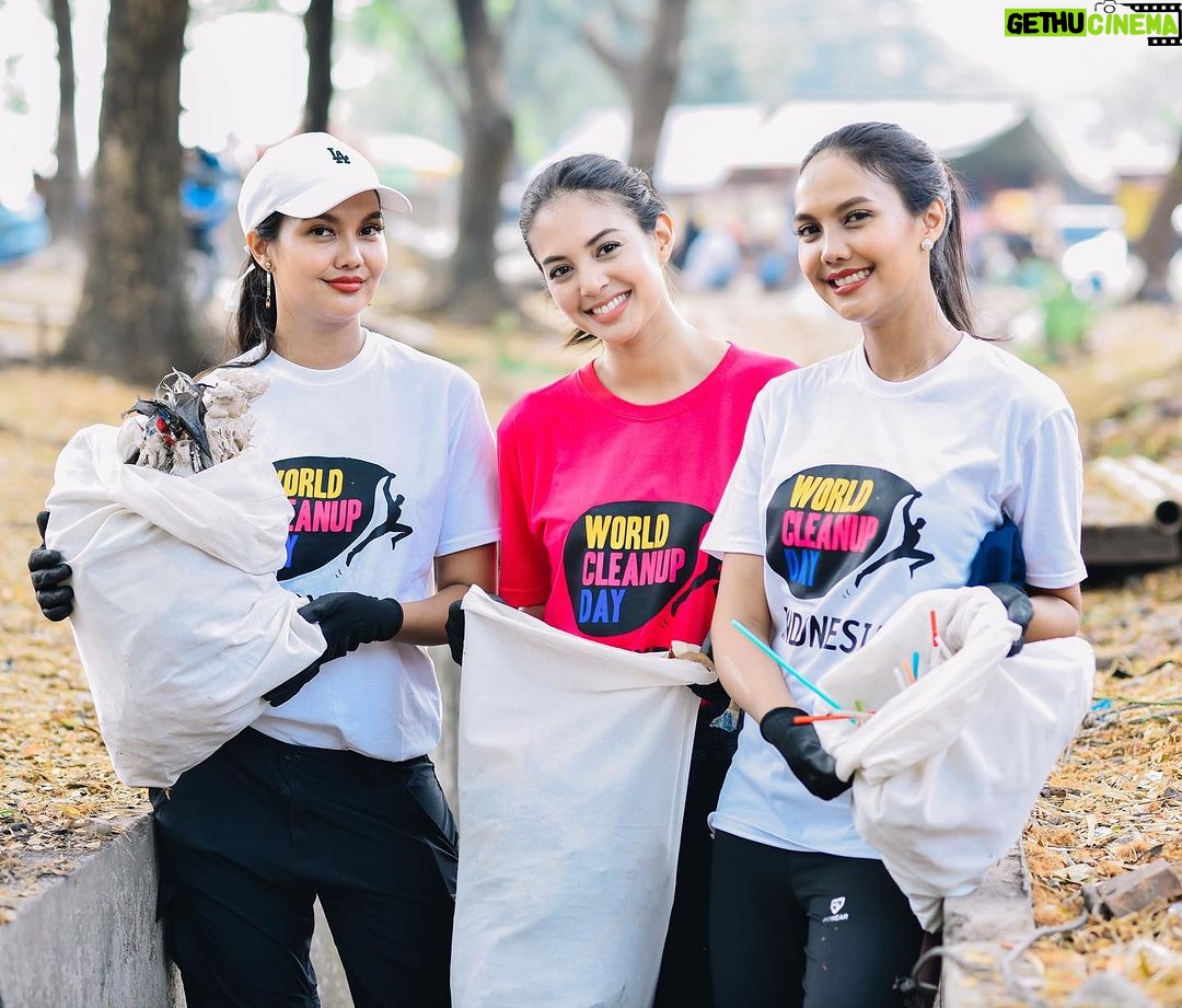 Aurélie Moeremans Instagram - Today was fun! 💕 Clean up area depan sekolah SMPN 195 Jakarta Timur bersama teman-teman! Untuk memperingati hari @worldcleanupdayindonesia yang akan diadakan tanggal 16 september nanti, WCD mengadakan Clean Up setiap hari dari tanggal 1 sampai tanggal 30 september nanti! Check their IG! 📸 @wandagraphy