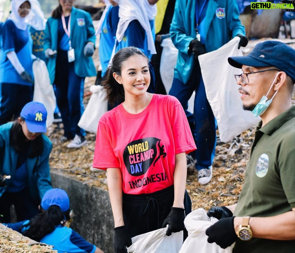 Aurélie Moeremans Instagram - Today was fun! 💕 Clean up area depan sekolah SMPN 195 Jakarta Timur bersama teman-teman! Untuk memperingati hari @worldcleanupdayindonesia yang akan diadakan tanggal 16 september nanti, WCD mengadakan Clean Up setiap hari dari tanggal 1 sampai tanggal 30 september nanti! Check their IG! 📸 @wandagraphy