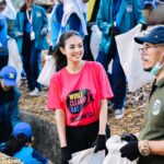 Aurélie Moeremans Instagram - Today was fun! 💕 Clean up area depan sekolah SMPN 195 Jakarta Timur bersama teman-teman! Untuk memperingati hari @worldcleanupdayindonesia yang akan diadakan tanggal 16 september nanti, WCD mengadakan Clean Up setiap hari dari tanggal 1 sampai tanggal 30 september nanti! Check their IG! 📸 @wandagraphy