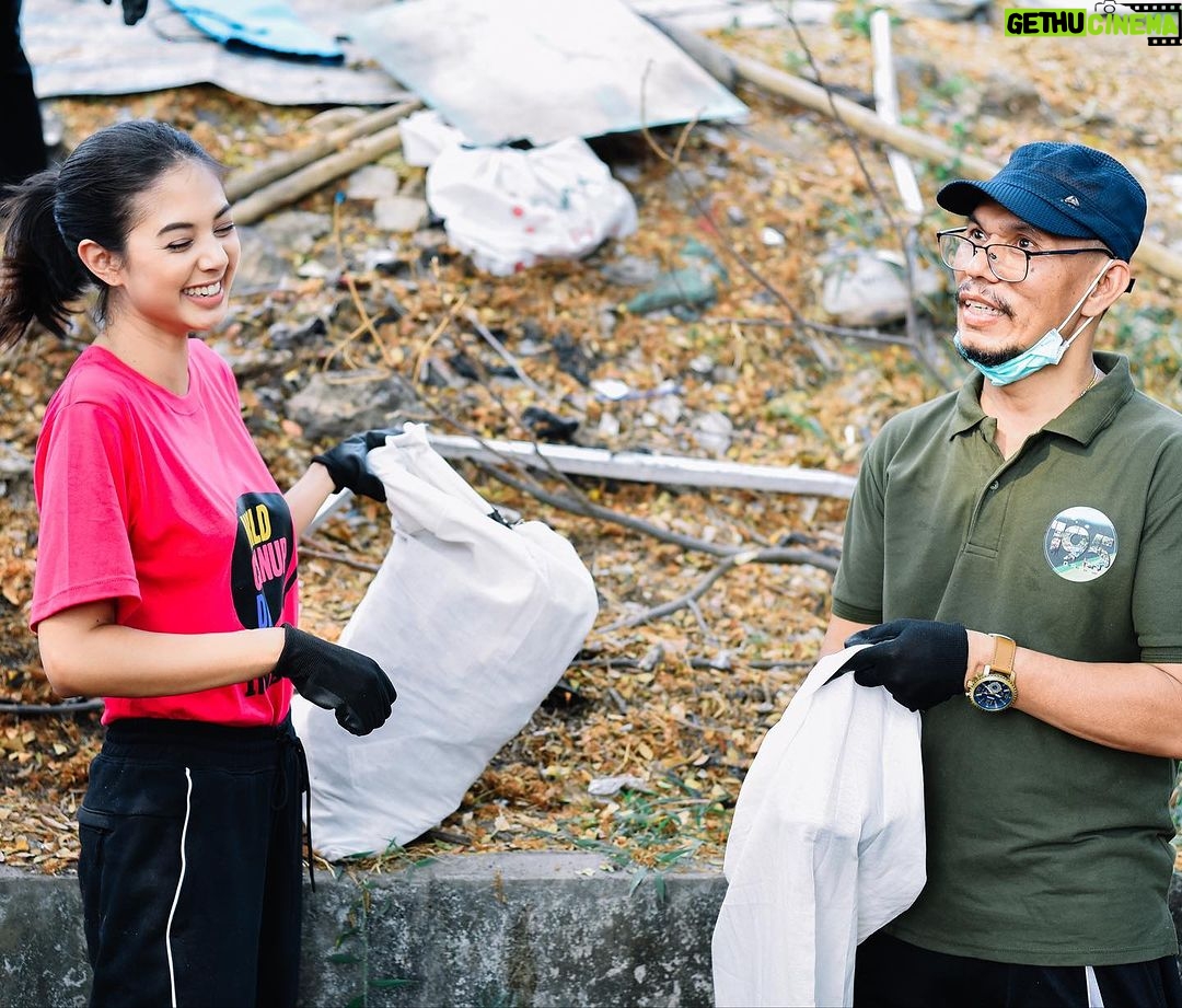 Aurélie Moeremans Instagram - Today was fun! 💕 Clean up area depan sekolah SMPN 195 Jakarta Timur bersama teman-teman! Untuk memperingati hari @worldcleanupdayindonesia yang akan diadakan tanggal 16 september nanti, WCD mengadakan Clean Up setiap hari dari tanggal 1 sampai tanggal 30 september nanti! Check their IG! 📸 @wandagraphy