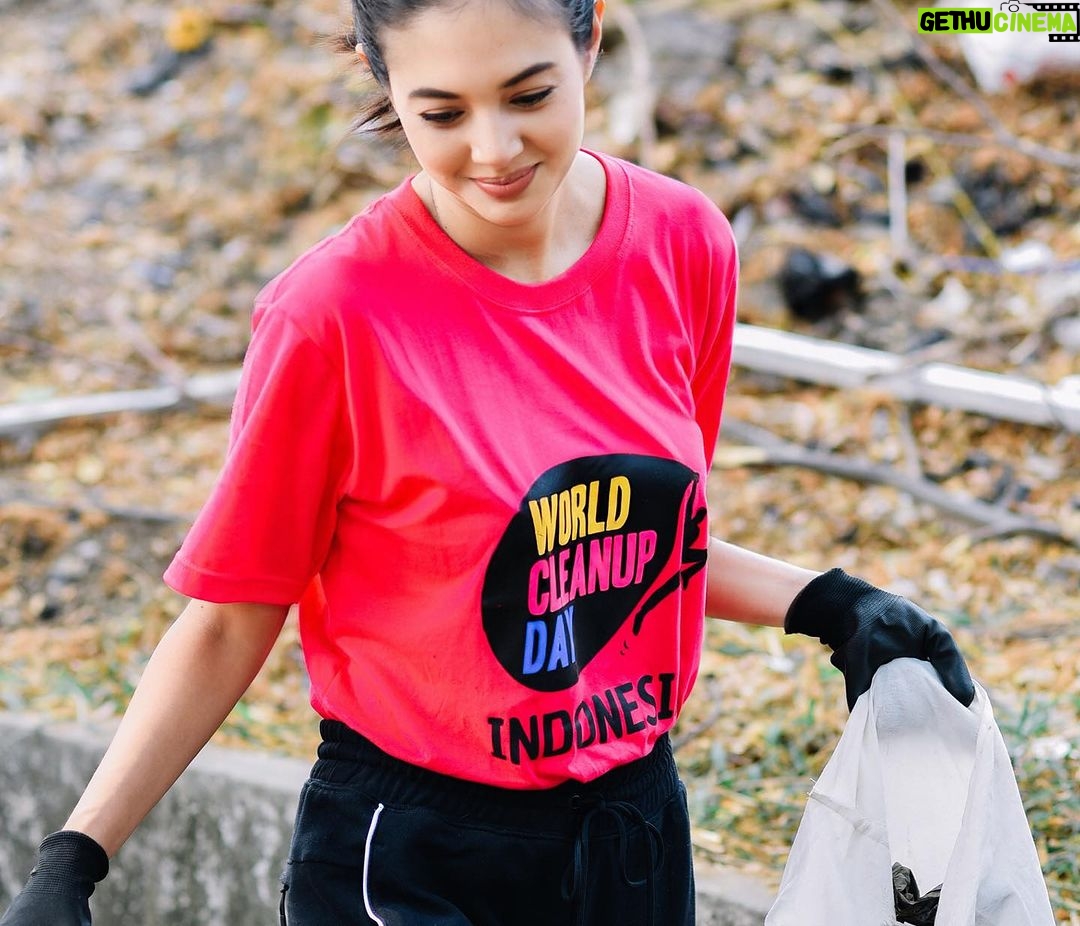 Aurélie Moeremans Instagram - Today was fun! 💕 Clean up area depan sekolah SMPN 195 Jakarta Timur bersama teman-teman! Untuk memperingati hari @worldcleanupdayindonesia yang akan diadakan tanggal 16 september nanti, WCD mengadakan Clean Up setiap hari dari tanggal 1 sampai tanggal 30 september nanti! Check their IG! 📸 @wandagraphy