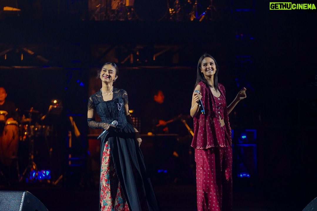 Aurélie Moeremans Instagram - FORESTRA 2023 @forestra.id I had the honor to be part of the first and biggest forest music orchestra in Southeast Asia 🥹 thanks again mas @jaysubyakto 6000+ penonton menikmati music mas @eg.erwingutawa dan teman-teman orkestra yang luar biasa di tengah hutan. So magical! So glad I met @rahmaniaastrini, her voice is so beautiful! If you haven’t already, you should definitely check out her music! Oh and I’m wearing @sejauh_mata_memandang Terima Kasih mba @chitras ❤️ Makasih juga bung @petra_latupeirissa 😍 berkat doa kamu di backstage, radang aku menghilang sejenak sepanjang performance! CEO @orchidforestcikole @barry_akbar Art Director @jaysubyakto Show Director @iliemena Visual @tabasanch @tabaandteam Lighting @iwanhutapea.etc #aureliebernyanyi