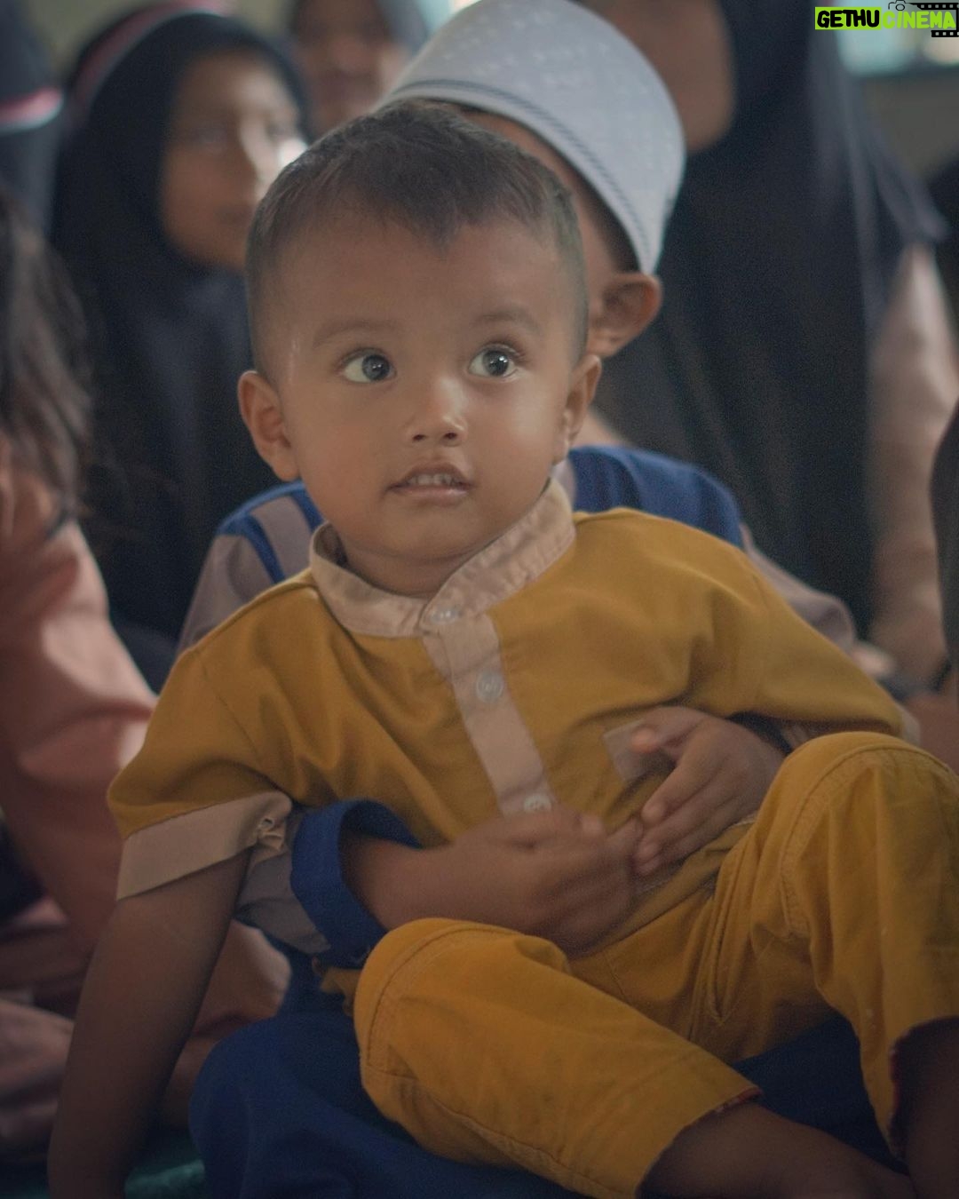 Aurélie Moeremans Instagram - Some snaps waktu aku dan team @voluntrip.kitabisa pergi ke Ponpes Jawahirul Falah untuk main bareng, membersihkan area pondok bareng-bareng dan ikut lomba 17 an 🇮🇩 Bogor, Indonesia