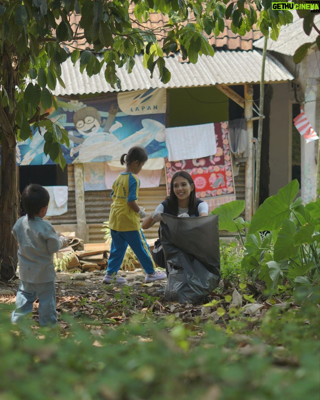 Aurélie Moeremans Instagram - Some snaps waktu aku dan team @voluntrip.kitabisa pergi ke Ponpes Jawahirul Falah untuk main bareng, membersihkan area pondok bareng-bareng dan ikut lomba 17 an 🇮🇩 Bogor, Indonesia