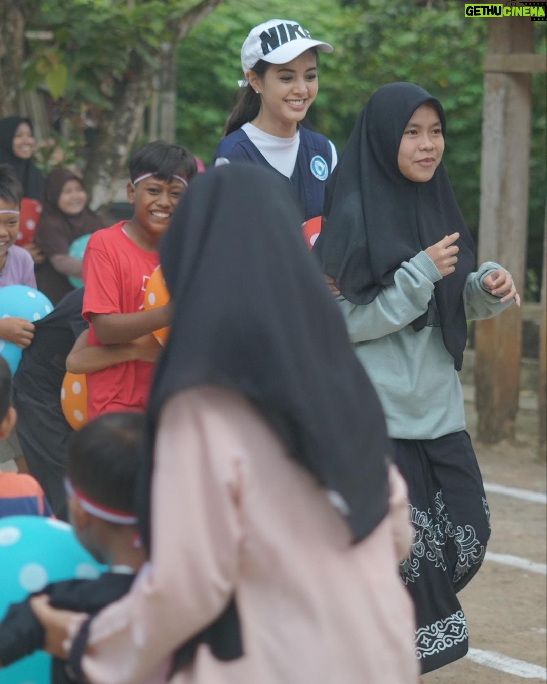 Aurélie Moeremans Instagram - Some snaps waktu aku dan team @voluntrip.kitabisa pergi ke Ponpes Jawahirul Falah untuk main bareng, membersihkan area pondok bareng-bareng dan ikut lomba 17 an 🇮🇩 Bogor, Indonesia