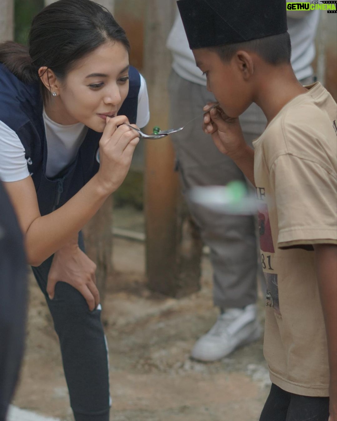 Aurélie Moeremans Instagram - Some snaps waktu aku dan team @voluntrip.kitabisa pergi ke Ponpes Jawahirul Falah untuk main bareng, membersihkan area pondok bareng-bareng dan ikut lomba 17 an 🇮🇩 Bogor, Indonesia