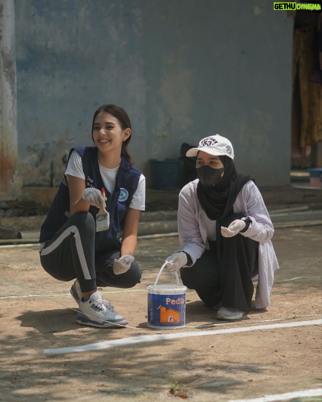 Aurélie Moeremans Instagram - Some snaps waktu aku dan team @voluntrip.kitabisa pergi ke Ponpes Jawahirul Falah untuk main bareng, membersihkan area pondok bareng-bareng dan ikut lomba 17 an 🇮🇩 Bogor, Indonesia