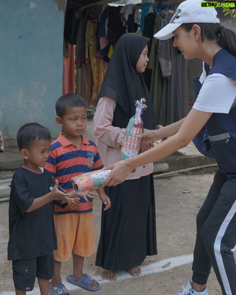 Aurélie Moeremans Instagram - Some snaps waktu aku dan team @voluntrip.kitabisa pergi ke Ponpes Jawahirul Falah untuk main bareng, membersihkan area pondok bareng-bareng dan ikut lomba 17 an 🇮🇩 Bogor, Indonesia