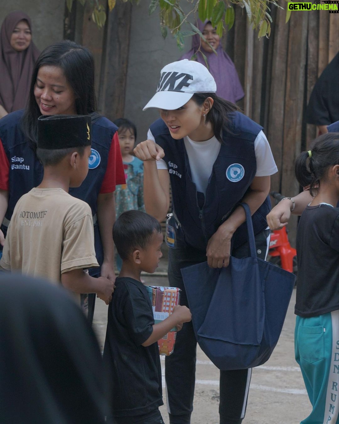 Aurélie Moeremans Instagram - Some snaps waktu aku dan team @voluntrip.kitabisa pergi ke Ponpes Jawahirul Falah untuk main bareng, membersihkan area pondok bareng-bareng dan ikut lomba 17 an 🇮🇩 Bogor, Indonesia