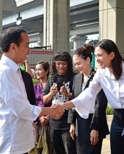 Aurélie Moeremans Instagram - Slide 1 : unnecessary throwback ke waktu aku kegep terpesona sama pak Presiden 😂💕 Ini tatapan terpesona atau tatapan apa ya? 😂 kemarin ada yang bilang itu tatapan mau pinjem duit HAHA! Kalian ya!