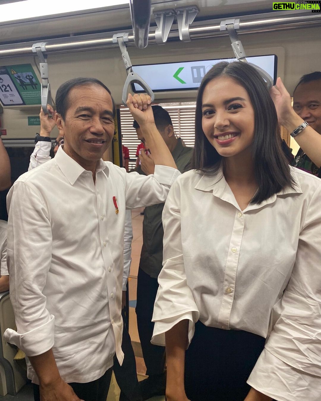 Aurélie Moeremans - 253.9K Likes - Naik LRT sama pak @jokowi dan teman-teman lainnya ♥️ Enak banget loh, smooth dan nyaman banget! Semoga kalian semua bisa segera nyobain juga dan pada jatuh cinta juga ya dengan LRT ini 🥰