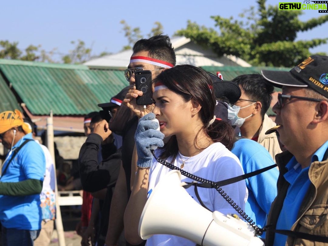Aurélie Moeremans Instagram - Selamat Idul Adha! Di hari yang penuh berkah ini, mari kita sadari bahwa perubahan harus dimulai dari diri kita sendiri. Lihatlah foto-foto yang aku upload. Apakah ini masa depan yang ingin kita wariskan kepada generasi mendatang? Hari ini, mari kita tinggalkan kebiasaan penggunaan plastik sekali pakai. Mari berkomitmen untuk menjadi bagian dari solusi. Setiap langkah kecil kita dalam mengurangi penggunaan plastik dapat memberikan dampak besar bagi alam dan makhluk hidup di dalamnya. Aku sih tidak keberatan melakukan pembersihan pantai, sungai dll, bahkan ada rencana mau ajak teman-teman untuk bersih-bersih pantai bareng dalam waktu dekat, tapi sadarkah bahwa pembersihan itu takkan pernah selesai jika masih ada orang yang tidak peduli? Mari kita lanjutkan aksi ini dengan mengajak lebih banyak orang untuk berpartisipasi dan menyebarkan kesadaran. Ajaklah keluarga, teman, dan komunitas kita untuk berperan aktif dalam mengurangi penggunaan plastik sekali pakai. Bersama, kita bisa menciptakan perubahan yang lebih besar. Yuk, mari kita beraksi sekarang! Upload aksi yang sudah kamu lakuin untuk bumi kita dan gunakan hashtags berikut : #IniAksiku #TanpaPlastik #PlasticSmartCities @wwf_id
