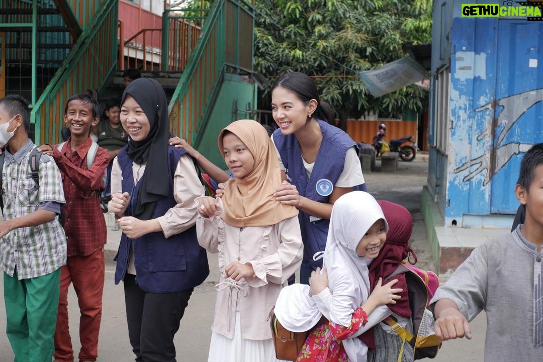 Aurélie Moeremans Instagram - Thank you @kitabisacom foto-fotonya! Seneng banget #VolunTrip kali ini banyak sekali #RelawanVoluntrip yang ikut membantu! @kitabisacom open loh kalau kalian mau ikutan Voluntrip! Yuk, next time bareng? Sekolah MasTer Depok Baru