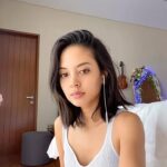 Aurélie Moeremans Instagram - Kenapa ya kalo nyanyi lebih nyaman kalo sambil merem? ( hanya nerima jawaban ngasal ) Btw ini lagunya @laufey dan judulnya Valentine #aureliebernyanyi Jakarta, Indonesia