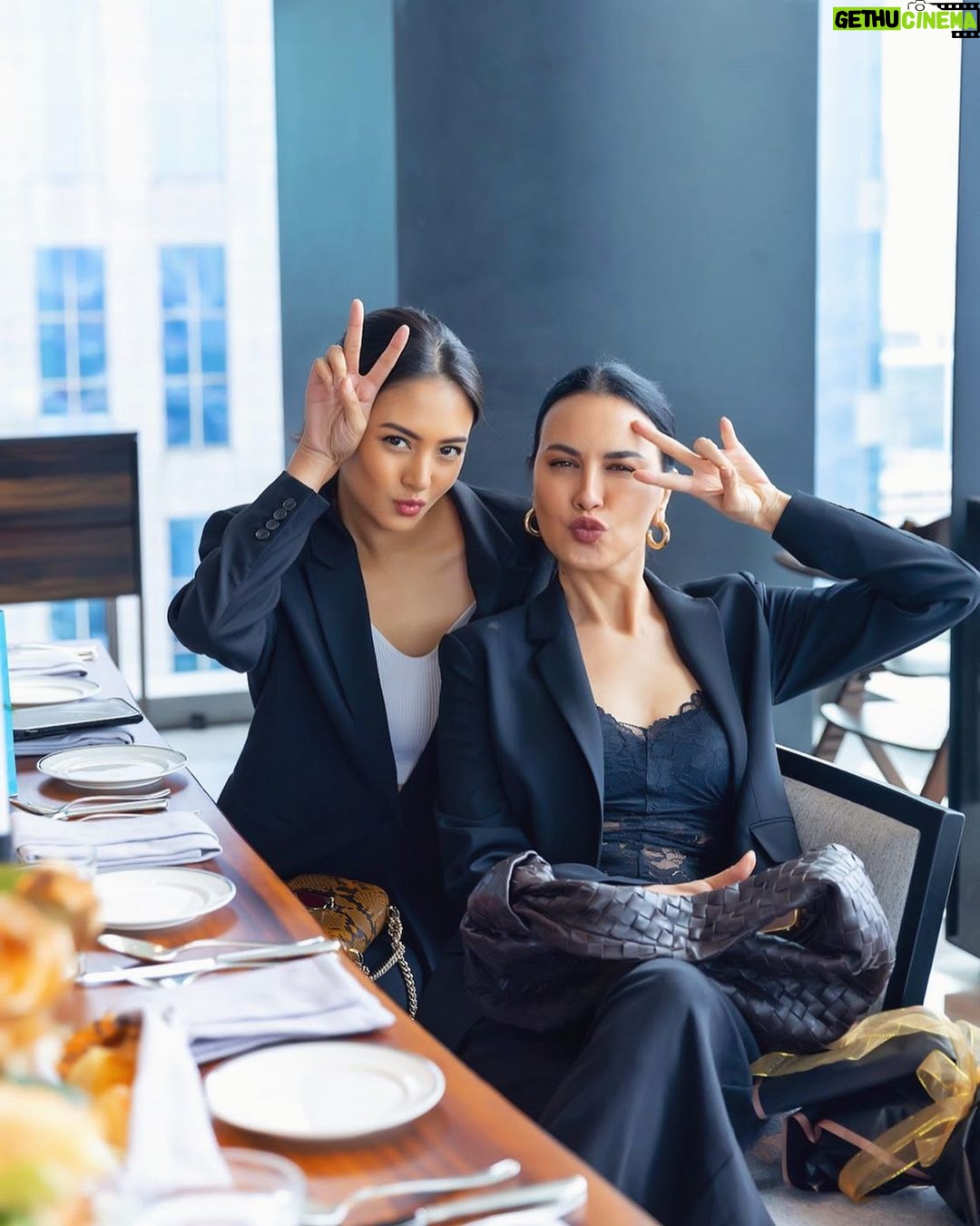 Aurélie Moeremans Instagram - Fun fact, kita sama-sama lahir tanggal 8 agustus ✨ makanya agak mirip ya.. jas hitam kita 😂