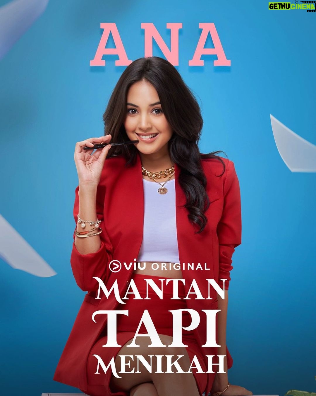 Aurélie Moeremans Instagram - Kerja bareng mantan yang udah jadi bos dan super rese? Siapa takut! Ana bakal bertahan demi cari cuan! Serial drama Viu Original Mantan Tapi Menikah yang diadaptasi dari novel best seller @ami_rahmi98 udah bisa kamu tonton sekarang, hanya di Viu! #MantanTapiMenikah #MantanTapiMenikahTheSeries
