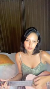 Aurélie Moeremans Instagram - Maafkan, tetangga! Gila udah lama banget ga megang* ukulele, ampe berdebu cuy! 😂 Night guys, happy weekend! #aureliebernyanyi