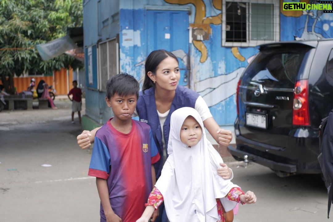 Aurélie Moeremans Instagram - Thank you @kitabisacom foto-fotonya! Seneng banget #VolunTrip kali ini banyak sekali #RelawanVoluntrip yang ikut membantu! @kitabisacom open loh kalau kalian mau ikutan Voluntrip! Yuk, next time bareng? Sekolah MasTer Depok Baru