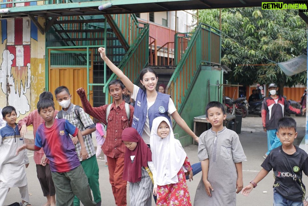 Aurélie Moeremans Instagram - Thank you @kitabisacom foto-fotonya! Seneng banget #VolunTrip kali ini banyak sekali #RelawanVoluntrip yang ikut membantu! @kitabisacom open loh kalau kalian mau ikutan Voluntrip! Yuk, next time bareng? Sekolah MasTer Depok Baru