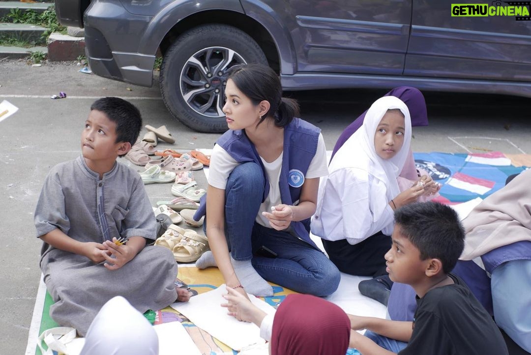 Aurélie Moeremans Instagram - Thank you @kitabisacom foto-fotonya! Seneng banget #VolunTrip kali ini banyak sekali #RelawanVoluntrip yang ikut membantu! @kitabisacom open loh kalau kalian mau ikutan Voluntrip! Yuk, next time bareng? Sekolah MasTer Depok Baru
