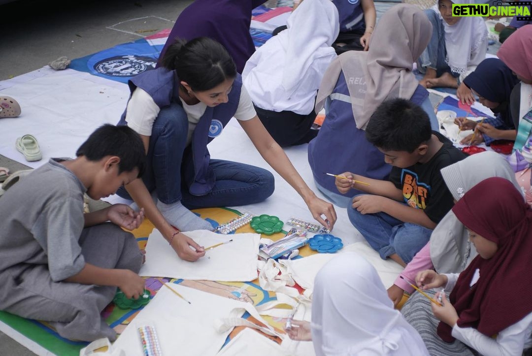 Aurélie Moeremans Instagram - Thank you @kitabisacom foto-fotonya! Seneng banget #VolunTrip kali ini banyak sekali #RelawanVoluntrip yang ikut membantu! @kitabisacom open loh kalau kalian mau ikutan Voluntrip! Yuk, next time bareng? Sekolah MasTer Depok Baru
