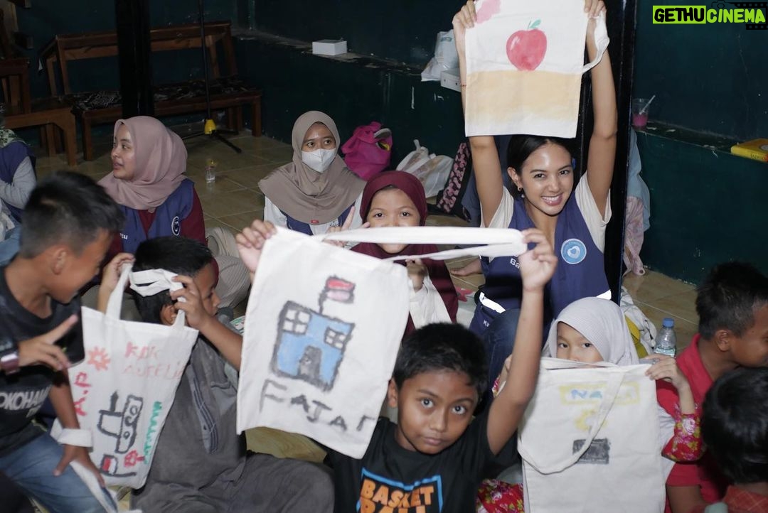 Aurélie Moeremans Instagram - Thank you @kitabisacom foto-fotonya! Seneng banget #VolunTrip kali ini banyak sekali #RelawanVoluntrip yang ikut membantu! @kitabisacom open loh kalau kalian mau ikutan Voluntrip! Yuk, next time bareng? Sekolah MasTer Depok Baru