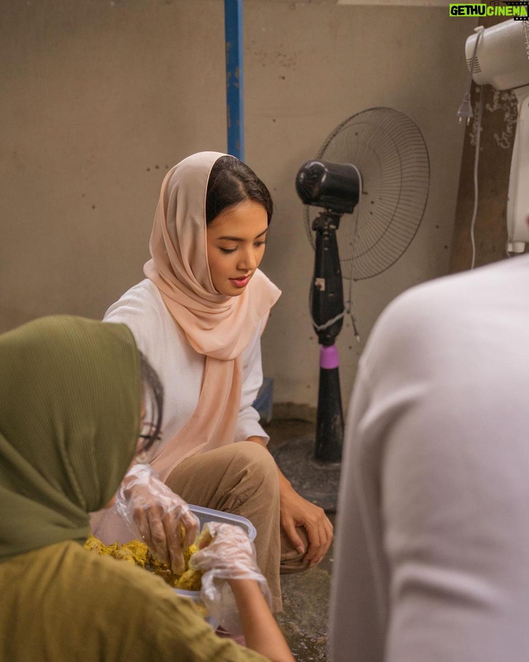 Aurélie Moeremans Instagram - Menyenangkan sekali kemarin main games-games seru, banyak ngobrol, foto-foto, masak-masak lalu siapin es buah yang seger banget buat para santri Ma’had Al Imam Ibnu Katsir ♥️ Semua yang aku sebut di atas bikin seneng banget tapi yang paling bikin happy, mereka kemarin kira aku umur 17 😂 Jangan slide sampe foto terakhir 😋 Gak sabar untuk #Voluntrip selanjutnya! #RelawanVoluntrip MA'had Ibnu Katsir Bekasi